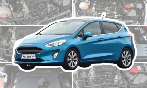 Niebieski Ford Fiesta MK7 1.25. W tle widać silnik, a pytanie brzmi: ford fiesta mk7 1.25 ile oleju?