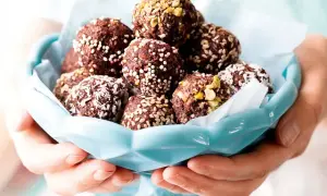 Chokladbollar med kokos, sesamfrön och pistage. Perfekt för att baka utan ugn, inspirerat av Ica.