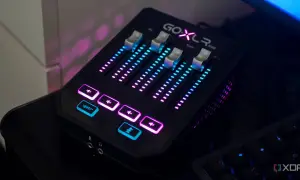 GOXLR MINI mit beleuchteten Schiebereglern und Tasten, bereit für die Steuerung deines Sounds.