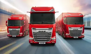 Trois camions DAF rouges sur une route floue. L'intérieur du DAF XF est visible, avec un conducteur au volant.
