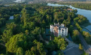 Pałac w Kórniku, otoczony parkiem i stawami, to idealne miejsce, by odkryć, co warto zobaczyć w Wielkopolsce. Malowniczy krajobraz i zabytkowa architektura zachwycają.