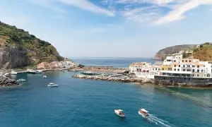 La **marina di Sant'Angelo** è un incantevole borgo di pescatori con case bianche e colorate, barche ormeggiate e il mare blu.