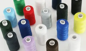 Kolorowe nici na szpulach, gotowe do szycia. Nawet mocny materiał się uciąga, gdy jest dobrze zszyty.