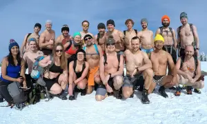 Grupa morsów z Polski, zahartowana metodą Wim Hof, pozuje do zdjęcia na śniegu.