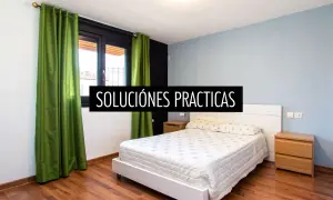 Habitación con cama blanca y cortinas verdes. Descubre feng shui consejos para un hogar armonioso.