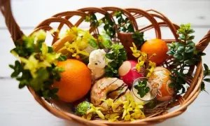 W koszyczku wielkanocnym: pisanki, pomarańcze, babka, zajączek i bukszpan. To tradycyjne co wkładamy do koszyczka wielkanocnego.