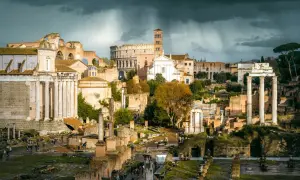 Ruiny Forum Romanum, serce starożytnego Rzymu, pod burzowym niebem. W oddali Koloseum.