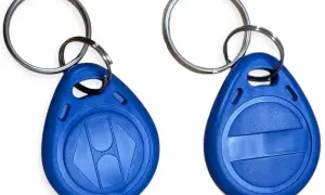 Dwa niebieskie breloki RFID na kółkach. Dowiedz się, jak skopiować brelok RFID, aby mieć kopię zapasową.