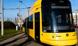 Gelbe Straßenbahn der DVB in Dresden, ein Blickfang auf der Strecke nach Wroclaw.