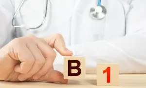 Lekarz układa kostki z literą B i cyfrą 1, symbolizując początek leczenia lub diagnozy.