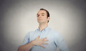 Mężczyzna z ręką na piersi, patrzący z wyższością. Czy to narcyzm, co to znaczy?