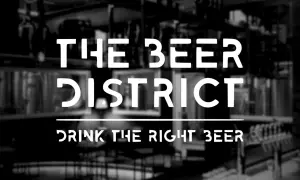 Il logo "The Beer District" su uno sfondo sfocato di un locale con spillatori di birra. Un invito a "bere la birra giusta".