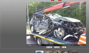 Zniszczony samochód po wypadku Ewy Farnej. Auto jest mocno połamane i widać, że przeszło poważne uszkodzenia.