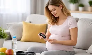 Kobieta w ciąży mierzy poziom cukru we krwi glukometrem, monitorując cukrzycę ciążową.