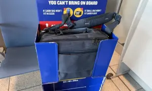 Torba podróżna w niebieskim stojaku Ryanair. Sprawdź, co można przewozić w bagażu rejestrowanym Ryanair, aby uniknąć problemów.