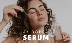 Kobieta aplikuje kroplę serum na twarz. Dowiedz się, co to jest serum i jak wybrać najlepsze dla siebie.