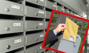 Rząd skrzynek pocztowych. W kadrze ręka wkłada żółtą kopertę do skrzynki. To może być awizo, co to znaczy?