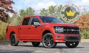 Camion américain rouge, marque Ford, lauréat du meilleur achat de sa catégorie.