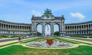Łuk Triumfalny w Parku Pięćdziesięciolecia, jedna z głównych bruksela atrakcje, z kwiecistą rabatą i turystami.