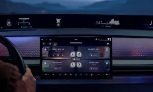 Interno auto con display touch che mostra app musicali. Icona cuffie in alto, suggerisce come collegare bluetooth per ascoltare musica.