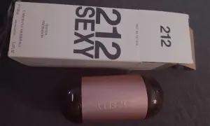 Perfumy Carolina Herrera 212 Sexy w opakowaniu testera. Elegancki flakon w kształcie kapsułki.