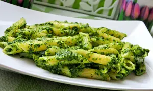Penne z aromatycznym pesto z czosnku niedźwiedziego. Idealny przepis na wiosenny obiad.