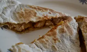 Qurrito z KFC, pyszne kawałki kurczaka w sosie, idealne na szybki posiłek. Zastanawiasz się nad kcal?