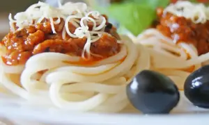 Pyszne spaghetti z sosem bolońskim i startym serem. Idealne danie, gdy zastanawiasz się, co zrobić z mascarpone, by nadać mu kremowości.