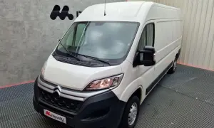 Furgoneta blanca Citroën Jumper 2.2 HDI, lista para solucionar cualquier problema.