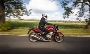Spodnie motocyklowe na lato: Jak wybrać bezpieczne i przewiewne?