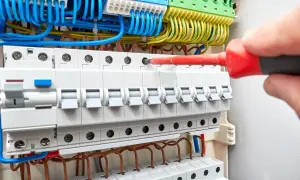 Na jakiej wysokości rozdzielnia elektryczna? Bezpieczne montowanie w domu