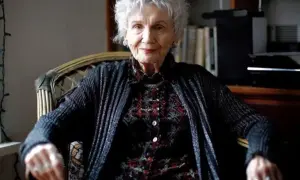 Portret starszej kobiety, kanadyjskiej pisarki noblistki Alice Munro, siedzącej w fotelu.