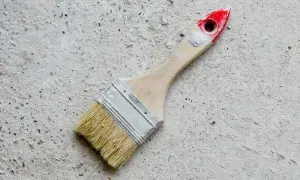 Pędzel do malowania betonu na zewnątrz, gotowy do pracy.