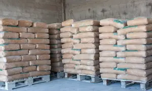 Stosy worków z cementem, idealne na fundament. Jaki cement na fundament wybrać? Tu znajdziesz odpowiedź.