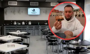 Wnętrze baru "Krowka". Mężczyzna w białej bluzie trzyma kawałek ciasta makowego. Sprawdzam polny bar mleczny opinie.