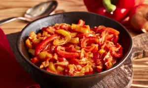 Schüssel mit Letscho, einem herzhaften Paprika-Eintopf. Ein einfaches und leckeres Letscho Rezept.