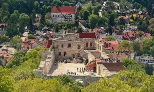 Ruiny zamku w Kazimierzu Dolnym, idealne miejsce, by zobaczyć w Kazimierzu Dolnym. Widać też miasteczko i kościół.