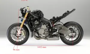 Motocykl BMW z zaznaczonymi wymiarami: 23,9 st, 96 mm i 1432 mm.