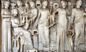 Kamienna płaskorzeźba przedstawia grupę kobiet, w tym Demeter i Korę, otoczone instrumentami muzycznymi i symbolicznymi przedmiotami.