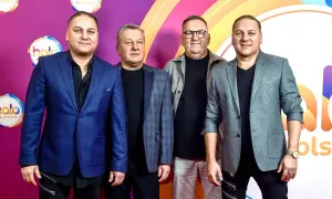 Czterech mężczyzn w eleganckich strojach pozuje na tle logo "halo tu Polsat". Wyglądają jakby właśnie zeszli ze sceny po udanym występie, a ich styl przypomina ściernisko tekst.