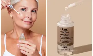 Kobieta aplikuje serum z kwasem traneksamowym na twarz. Produkt to tołpa. dermo face melaclear, intensywne serum korygujące przebarwienia.