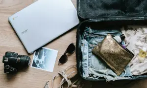 Gotowy do podróży? W bagażu: laptop, aparat, okulary, sandały i ubrania.