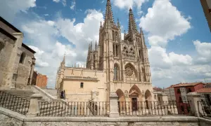 Impresionante vista de la Catedral de Burgos, un tesoro gótico. Descubre qué ver en la Catedral de Burgos, con sus torres y rosetón.