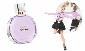 Chanel Chance 100ml. Radosna kobieta w pastelowej stylizacji skacze przed lustrem, obok flakonik perfum.