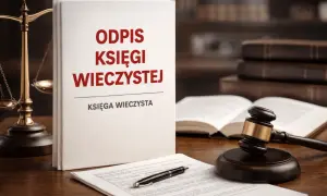 Odpis księgi wieczystej na biurku prawnika, obok wagi sprawiedliwości i młotka sędziowskiego.