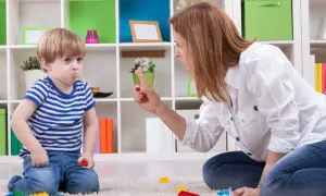 Mamma che si arrabbia con i figli piccoli, puntando il dito contro il bambino che fa il broncio.
