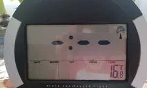 Zegar sterowany radiowo nie działa, antena sygnału jest pusta. Wyświetla temperaturę 16.8°C.