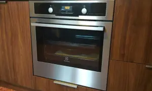 Nowoczesny piekarnik do zabudowy Electrolux, idealny do kuchni. Sprawdź nasz ranking piekarników do zabudowy!