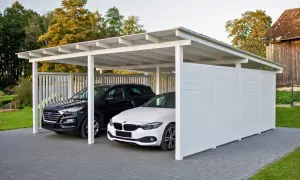 Nowoczesna wiata przy domu chroni dwa samochody: czarnego SUV-a i białe BMW.