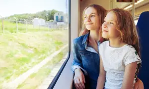 Gdzie pociągiem z dzieckiem? Sprawdź najlepsze trasy i porady